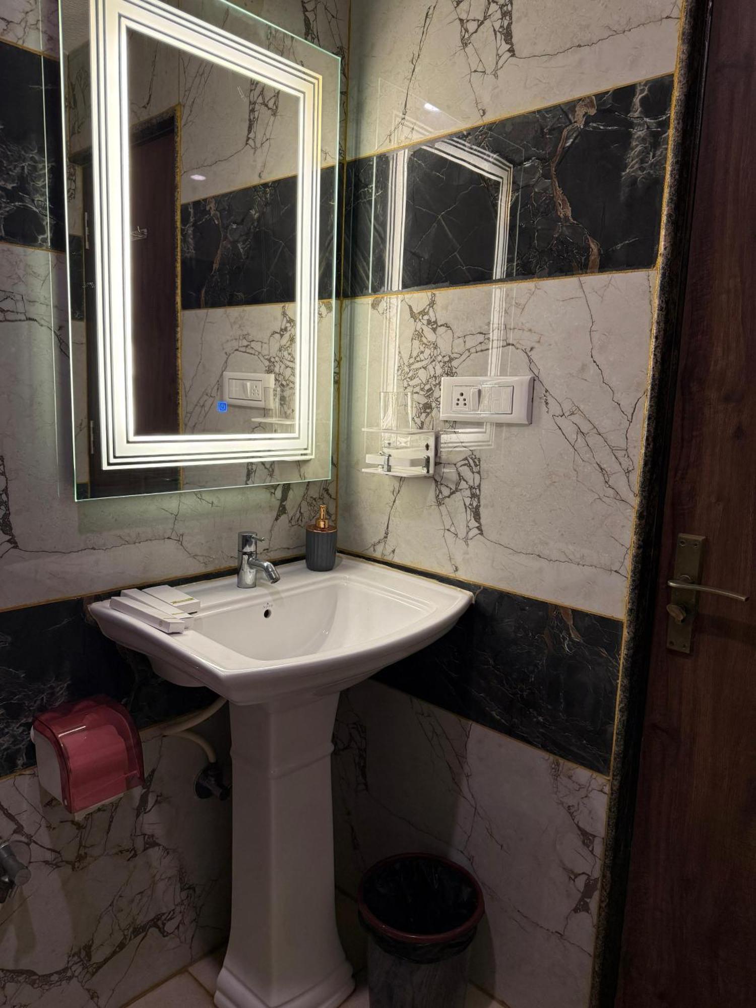 Hotel Lg Suites Bangalore Dış mekan fotoğraf